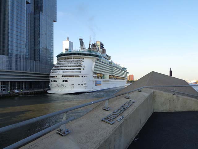 Cruiseschip ms Independence of the Seas van Royal Caribbean Cruises Ltd. aan de Cruise Terminal Rotterdam